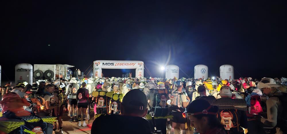 Duizenden deelnemers verzamelen in het donker voor de start van de Marathon des Sables Legendary