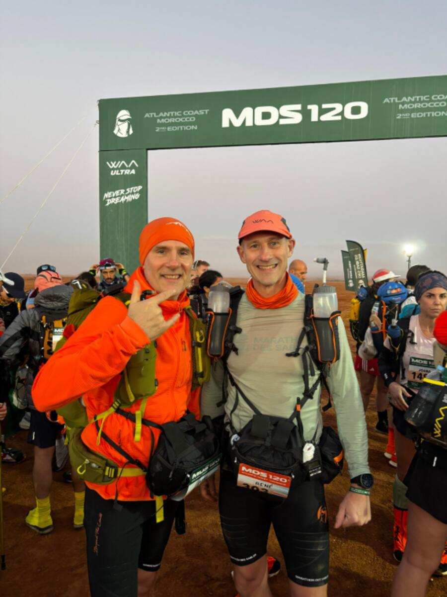 Evert en René bij de finish van de MDS120 Atlantic Coast in Marokko