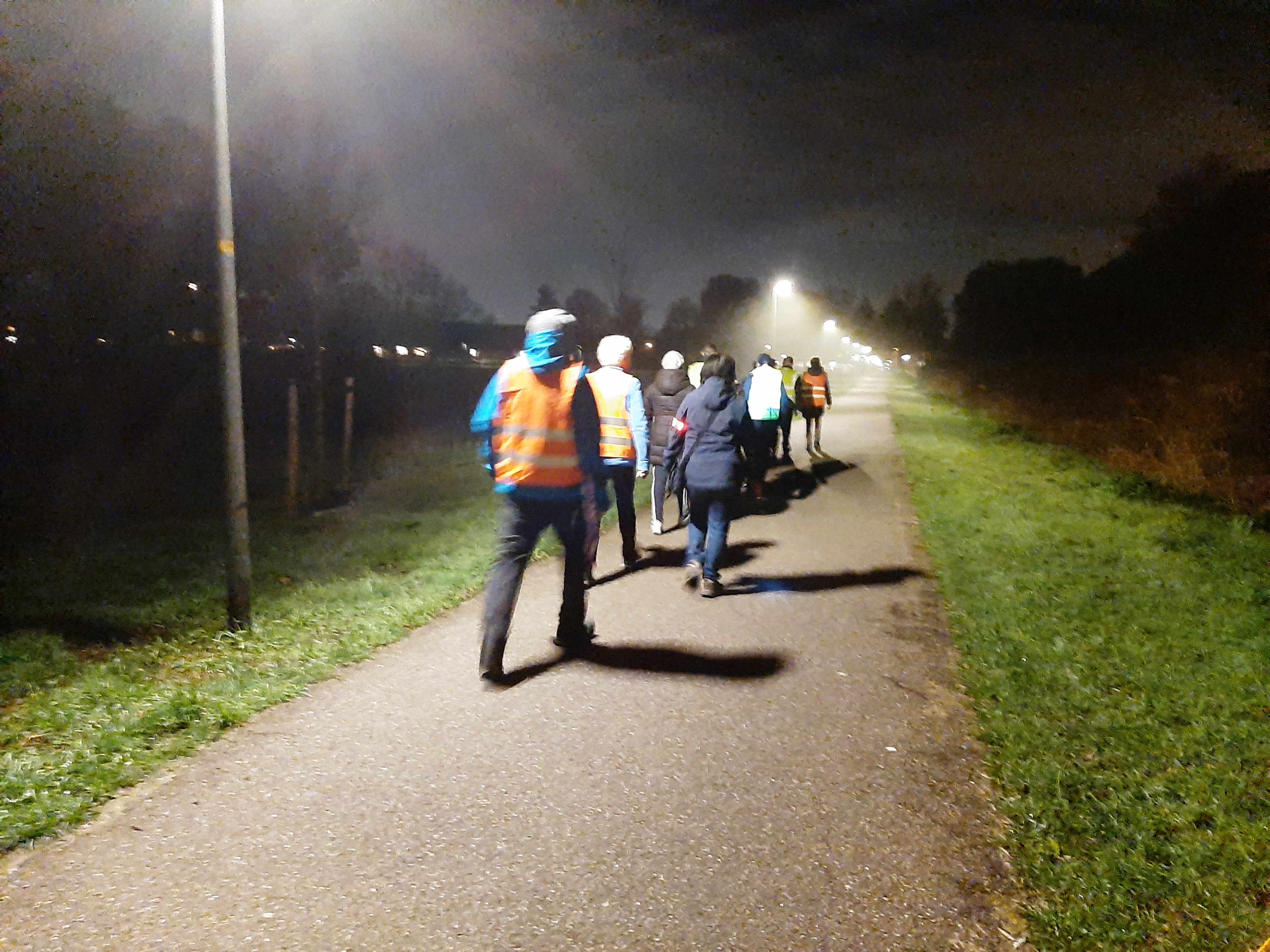 Avondwandeling in het donker onder een heldere avondhemel